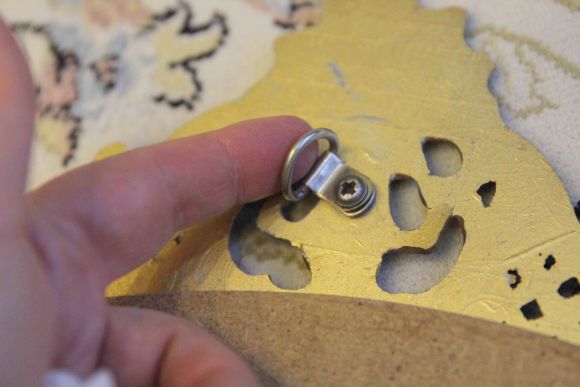 Настенное винтажное зеркало в рамке из латуни