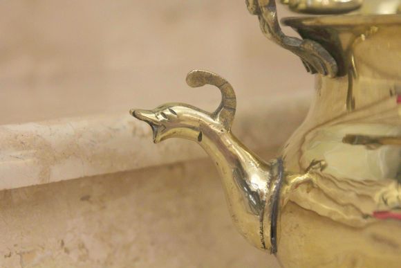 Старинный латунный умывальник-двуносик.