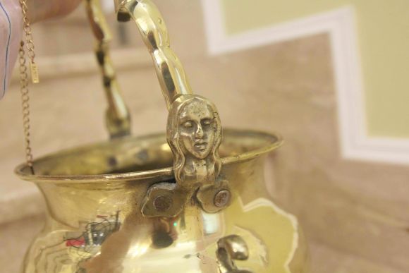 Старинный латунный умывальник-двуносик.