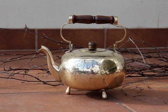 Очаровательный латунный чайник на ножках с деревянной ручкой. Европа