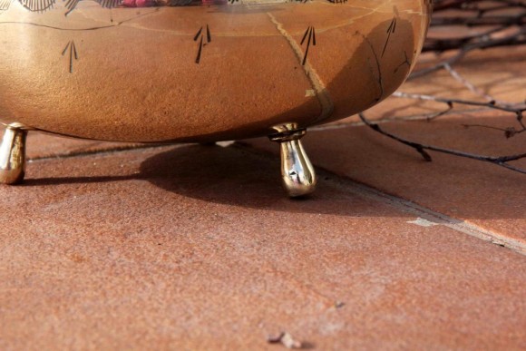 Очаровательный латунный чайник на ножках с деревянной ручкой. Европа