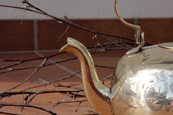 Очаровательный латунный чайник на ножках с деревянной ручкой. Европа