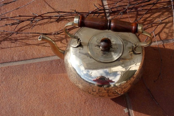 Очаровательный латунный чайник на ножках с деревянной ручкой. Европа