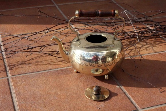 Очаровательный латунный чайник на ножках с деревянной ручкой. Европа