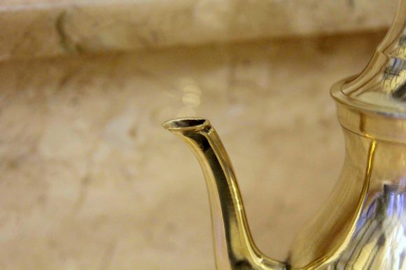 Небольшой, но очень толстостенный заварочный чайник