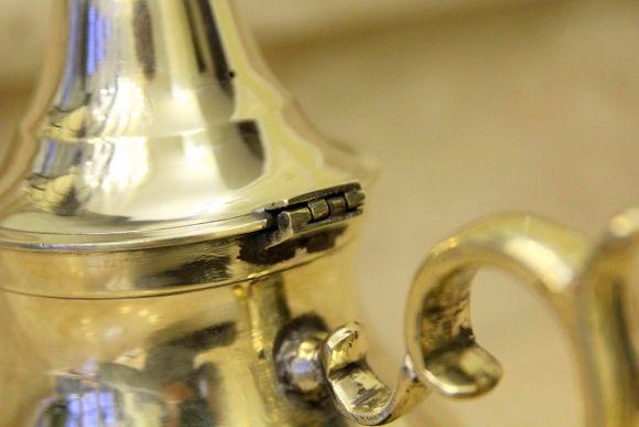 Небольшой, но очень толстостенный заварочный чайник