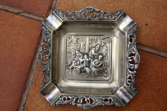 Качественная европейская пепельница в традиционном стиле