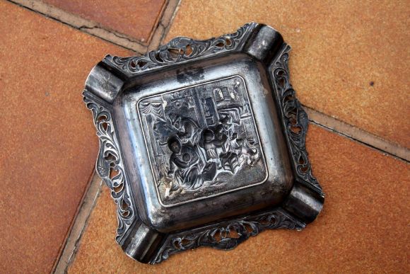 Качественная европейская пепельница в традиционном стиле