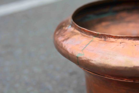 Старинное тяжелое медное кашпо ручной работы