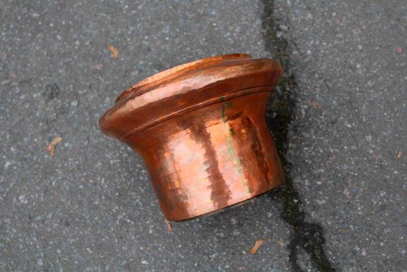 Старинное тяжелое медное кашпо ручной работы