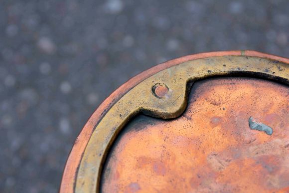 Старинное тяжелое медное кашпо ручной работы