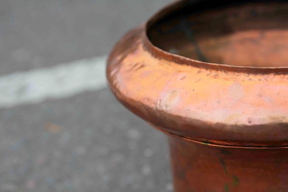 Старинное тяжелое медное кашпо ручной работы