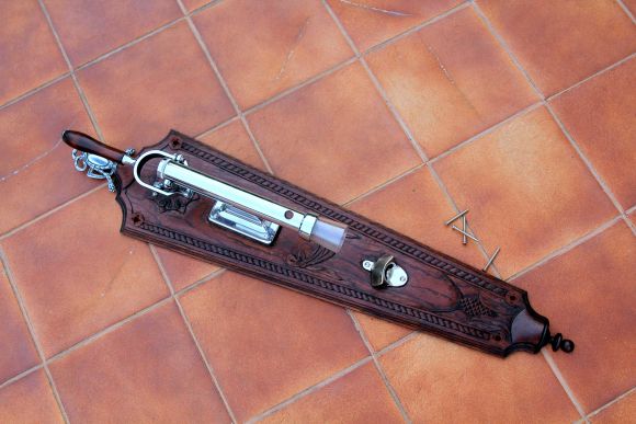 Старинный штопор на резной подставке