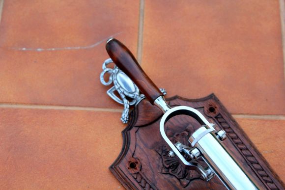 Старинный штопор на резной подставке