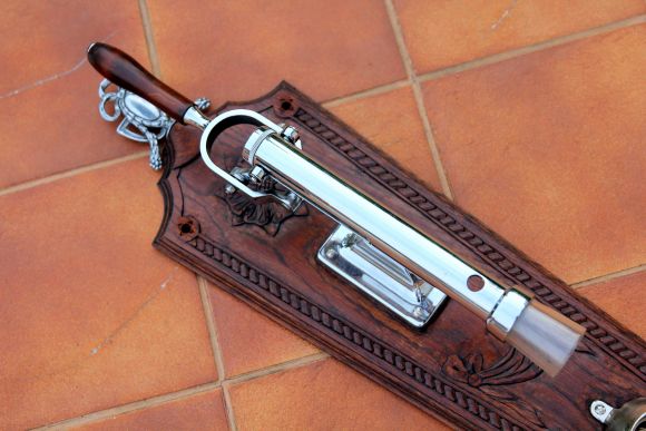 Старинный штопор на резной подставке