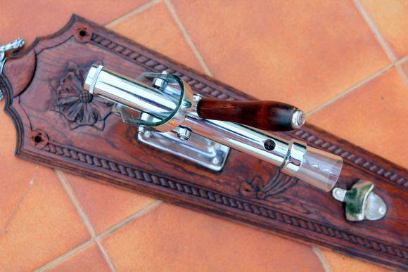 Старинный штопор на резной подставке