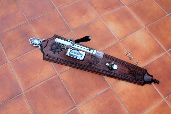 Старинный штопор на резной подставке