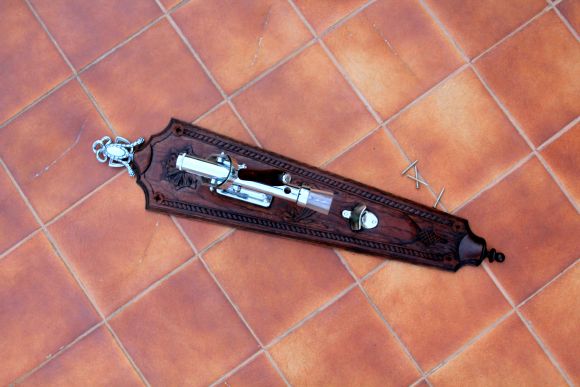 Старинный штопор на резной подставке