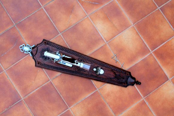 Старинный штопор на резной подставке