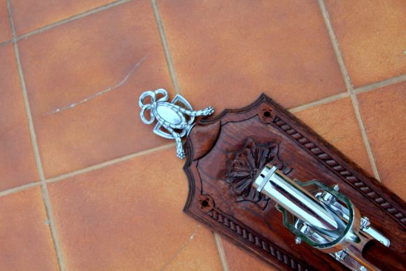 Старинный штопор на резной подставке