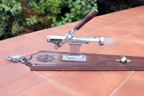 Старинный штопор на резной подставке