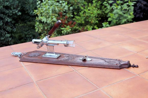 Старинный штопор на резной подставке