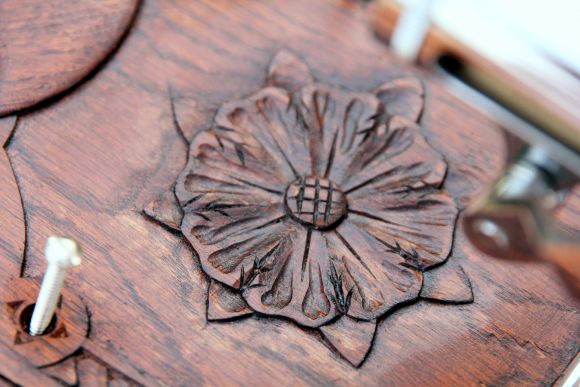 Старинный штопор на резной подставке