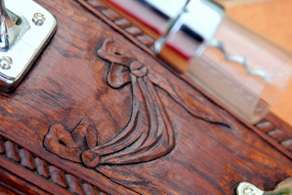 Старинный штопор на резной подставке