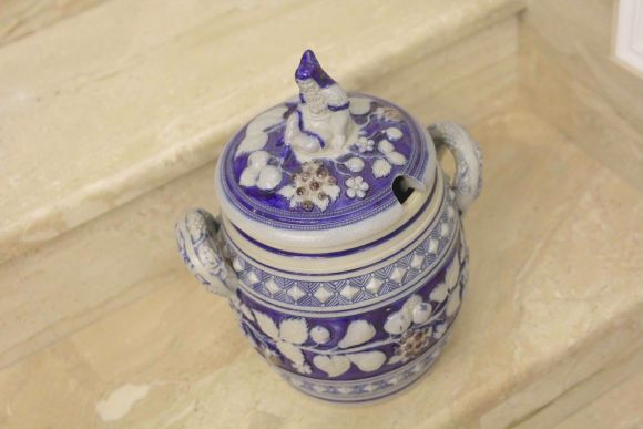 Керамическая глинтвейница с лепным орнаментом.