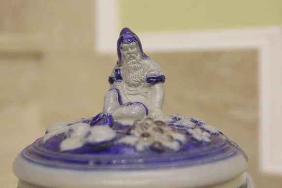 Керамическая глинтвейница с лепным орнаментом.