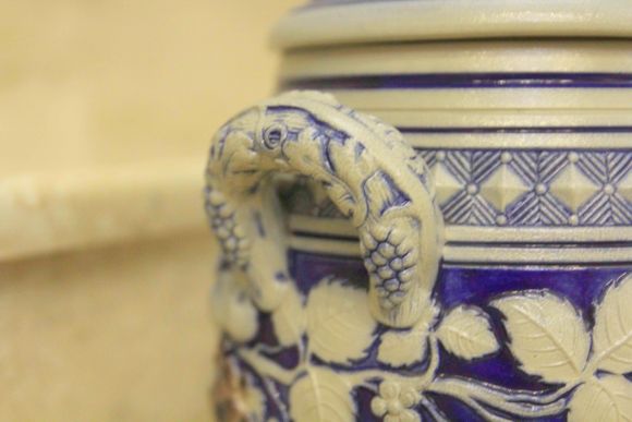 Керамическая глинтвейница с лепным орнаментом.