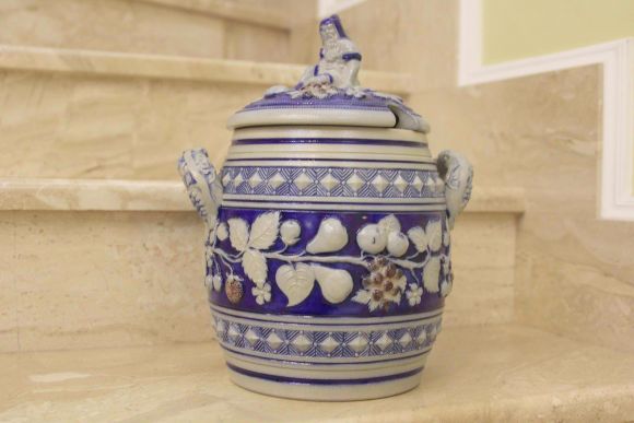 Керамическая глинтвейница с лепным орнаментом.