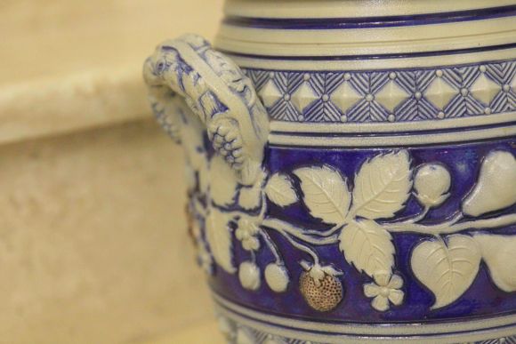 Керамическая глинтвейница с лепным орнаментом.