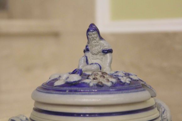 Керамическая глинтвейница с лепным орнаментом.