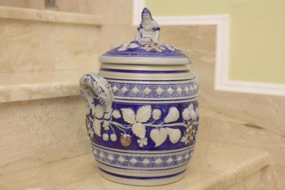 Керамическая глинтвейница с лепным орнаментом.