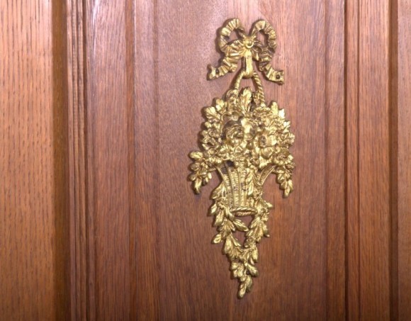 Платяной шкаф с овальным зеркалом. Дуб. стиль Людовика IV