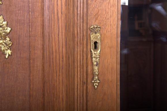 Платяной шкаф с овальным зеркалом. Дуб. стиль Людовика IV