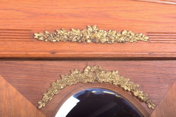 Платяной шкаф с овальным зеркалом. Дуб. стиль Людовика IV