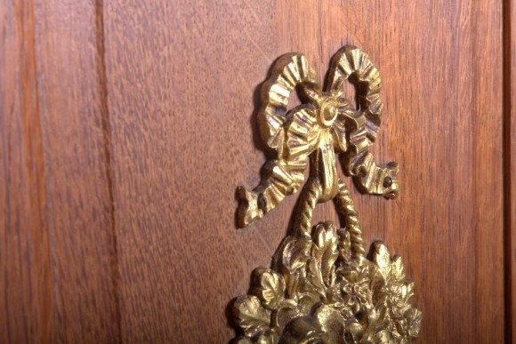 Платяной шкаф с овальным зеркалом. Дуб. стиль Людовика IV