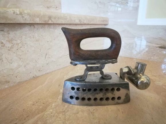 Старинный газовый утюг