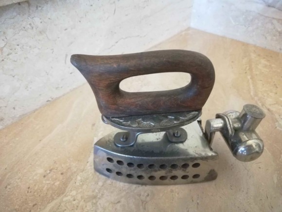 Старинный газовый утюг