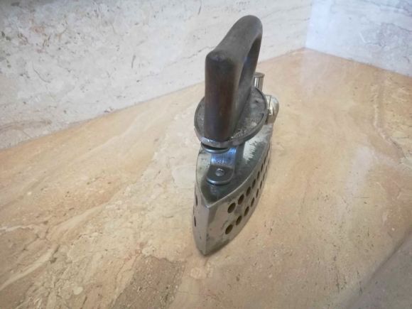 Старинный газовый утюг