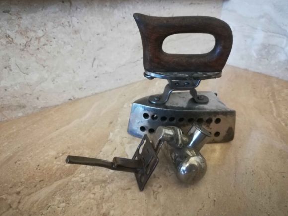 Старинный газовый утюг