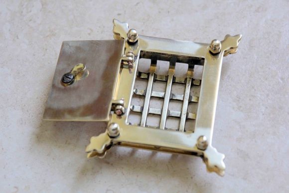 Резная латунная  вентиляционная решеточка "Глазок"