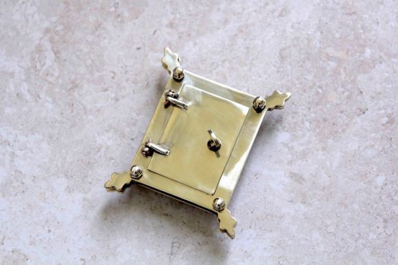 Резная латунная  вентиляционная решеточка "Глазок"