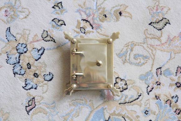 Резная латунная  вентиляционная решеточка "Глазок"