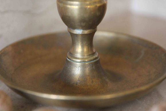 Интересные старинные подсвечники с подъемным механизмом