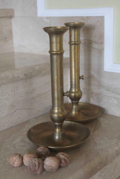 Интересные старинные подсвечники с подъемным механизмом