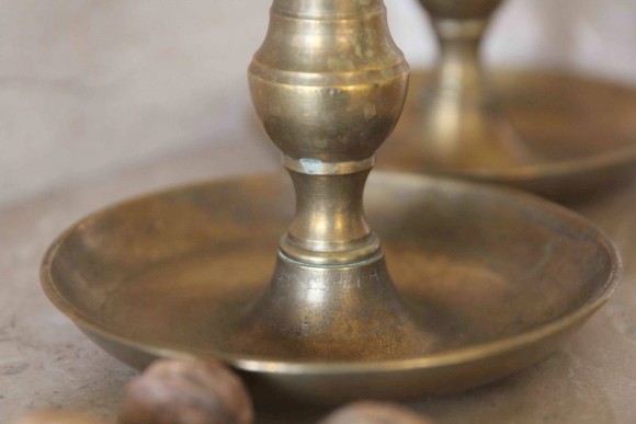 Интересные старинные подсвечники с подъемным механизмом