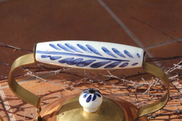 Медный чайник с фарфоровой ручкой, юбочкой и штампом